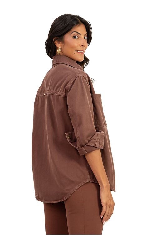 JAQUETA-FEITA-DE-SARJA-DELFI-100--ALGODAO-MODELAGEM-ESTILO-CAMISA.-TEM-MAXI-BOLSOS-BARRA-FRALDADA-E-MANGA-LONGA-.
