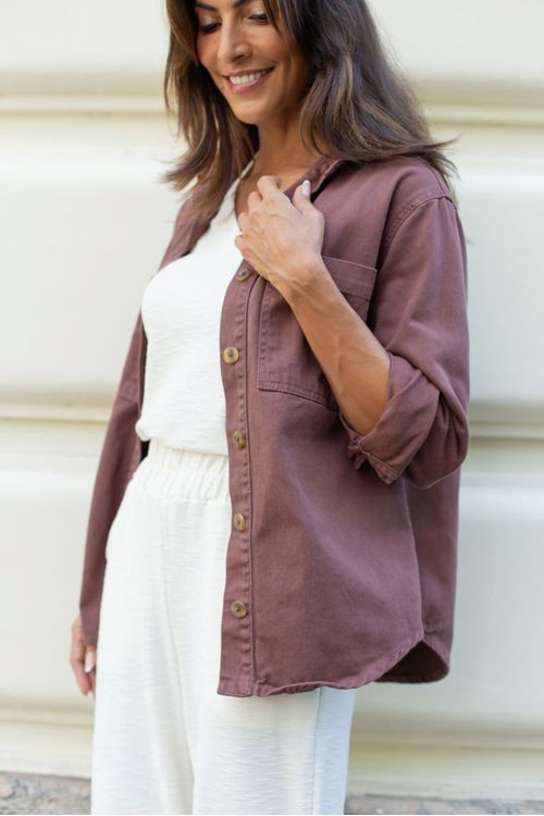 Jaqueta estilo camisa marrom com maxi bolsos, vista frontal.
