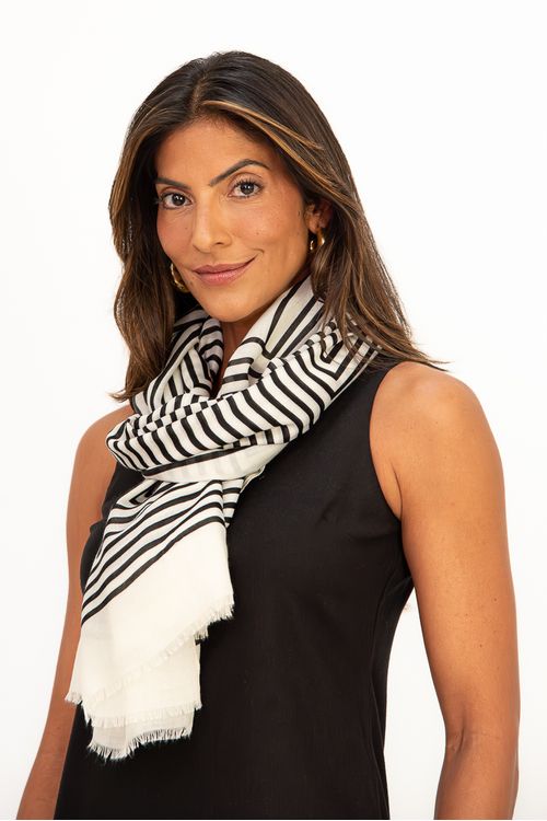 PASHMINA-FEITA-DE-TECIDO-PLANO-EM-POLIESTER-COM-ESTAMPA-LISTRA-OPTICA