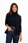 Cardigan-preto-Leblon-visto-de-frente-mostrando-seu-design-fluido-e-mangas-longas.