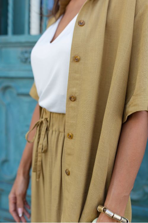 CHEMISE-FEITA-DE-TECIDO-PLANO-EM-LINHO-LINEN-COM-GOLA-MEIA-MANGA-COM-PUNHO-DOBRADO-E-BARRA-FRALDADA