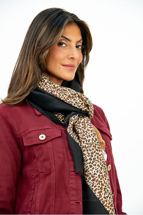PASHMINA-E-FEITA-DE-TECIDO-PLANO-EM-POLIESTER-COM-ESTAMPA-ONCA-COM-PARTES-LISAS-NAS-CORRES-MARROM-E-PRETO.