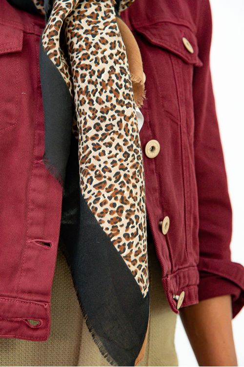 PASHMINA-E-FEITA-DE-TECIDO-PLANO-EM-POLIESTER-COM-ESTAMPA-ONCA-COM-PARTES-LISAS-NAS-CORRES-MARROM-E-PRETO.