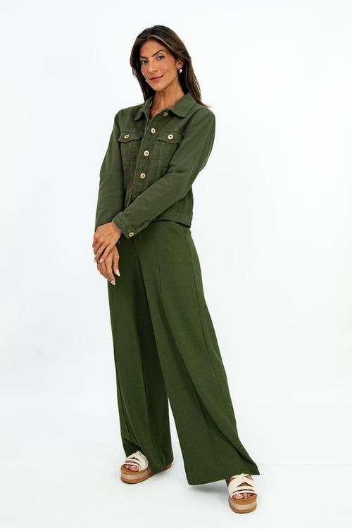 Jaqueta-basica-militar-em-verde-escuro-vista-lateral-mostrando-o-ajuste-e-comprimento.