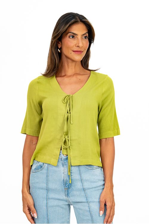 BLUSA-CROPPED-DE-TECIDO-PLANO-EM-VISCOSE-SLUB-STRETCHTEM-DECOTE-EM-V-ABERTURA-FRONTAL-COM-3-AMARRACOES-E-MEIA-MANGA.