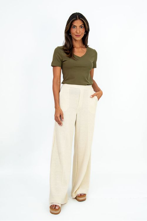 Blusa básica com decote em V na cor militar, vista completa com calça clara.