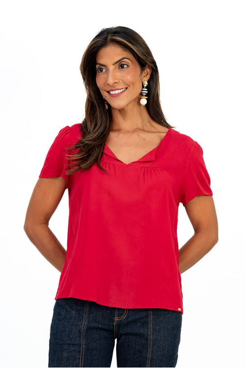 Blusa feminina vermelha com decote em V e mangas curtas, vista frontal.