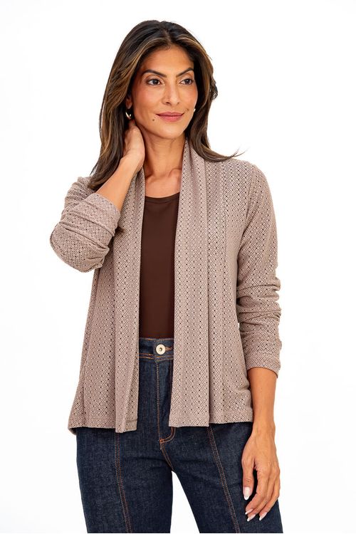 Cardigan bege com design tricot, pala larga e mangas longas, exibido em modelo com calça jeans.