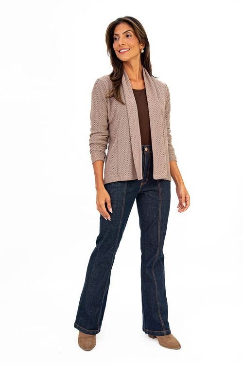 Modelo vestindo cardigan bege com calça jeans, mostrando o caimento fluído e estilo casual.