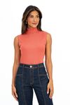 BLUSA-FEITA-DE-MALHA-TRICOT-ENCHANTE-PLUS-COM-VISCOSE-E-ELASTANO.-TEM-DECOTE-COM-GOLA-ALTA-E-SEM-MANGA