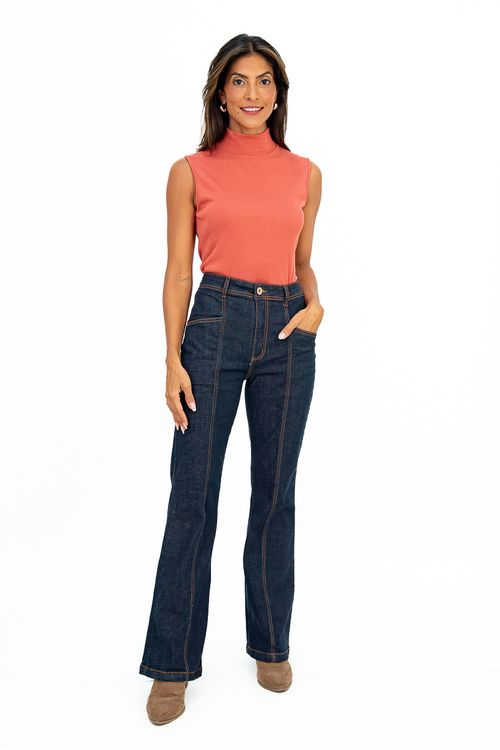 BLUSA-FEITA-DE-MALHA-TRICOT-ENCHANTE-PLUS-COM-VISCOSE-E-ELASTANO.-TEM-DECOTE-COM-GOLA-ALTA-E-SEM-MANGA