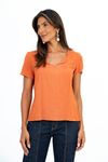 BLUSA-DE-TECIDO-PLANOVISCOSE-SLUB-STRETCH.DECOTE-U-COM-PREGAS-MEIA-MANGA-FRANZIDA-E-GOTA-NAS-COSTAS.