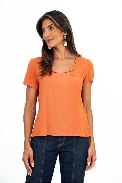 BLUSA-DE-TECIDO-PLANOVISCOSE-SLUB-STRETCH.DECOTE-U-COM-PREGAS-MEIA-MANGA-FRANZIDA-E-GOTA-NAS-COSTAS.