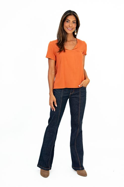 BLUSA-DE-TECIDO-PLANOVISCOSE-SLUB-STRETCH.DECOTE-U-COM-PREGAS-MEIA-MANGA-FRANZIDA-E-GOTA-NAS-COSTAS.