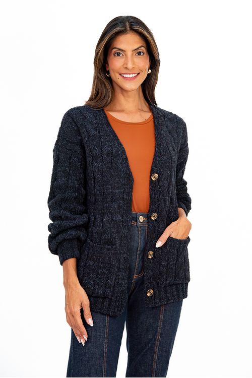 CASACO-ACONCHEGO-MODELAGEM-CARDIGAN-FEITO-DE-TRICOT-MOUSSE.-TEM-PALA-E-BOTOES-E-BOLSOS-NA-FRENTE