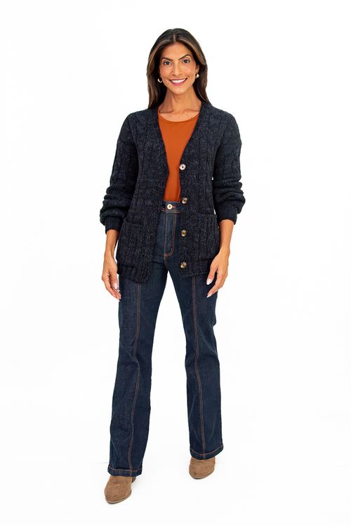 CASACO-ACONCHEGO-MODELAGEM-CARDIGAN-FEITO-DE-TRICOT-MOUSSE.-TEM-PALA-E-BOTOES-E-BOLSOS-NA-FRENTE