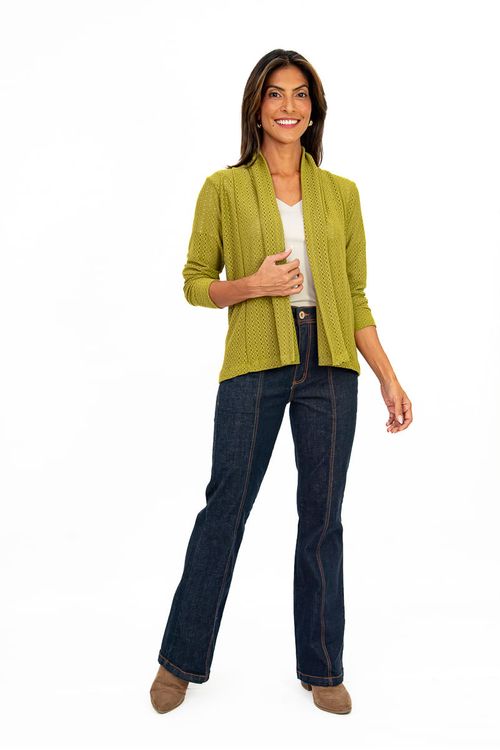 Modelo-vestindo-o-Cardigan-Leblon-Oliva-com-calca-jeans-escura-e-camiseta-branca.