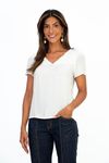 Bata off white com decote em V e mangas curtas, vista frontal.