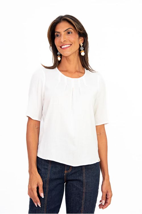 Blusa de tecido leve off white com decote em U e pregas, vista frontal.