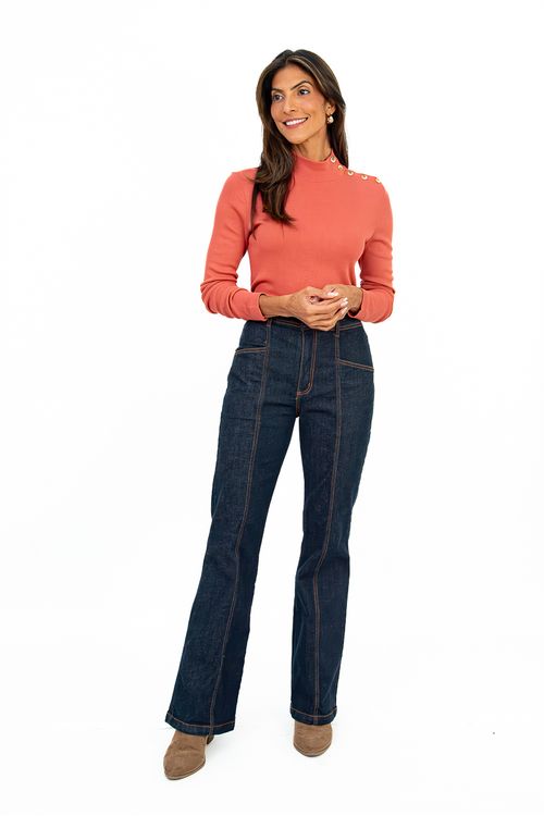 BLUSA-FEITA-EM-MALHA-TRICOT-ENCHANTE.-POSSUI-GOLA-ALTA-E-MANGA-LONGA.-CONTA-COM-DETALHE-DE-BOTOES-DA-GOLA-ATE-O-OMBRO.