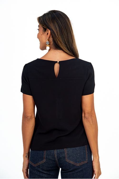 BATA-DE-TECIDO-PLANO-EM-VISCOSE-SLUB-STRETCH.-TEM-DECOTE-EM-V-ABERTO-COM-RECORTE-E-FRENTE-FRANZIDA-CONTA-TAMBEM-COM-MEIA-MANGA-DETALHE-COM-GOTA-NAS-COSTAS-E-BOTAO.