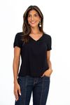 Blusa preta com decote em V e detalhe franzido na frente, vista frontal.