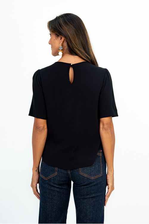 BLUSA-FEITA-DE-TECIDO-PLANO-EM-VISCOSE-SLUB-STRETCH.-TEM-DECOTE-EM-U-COM-PREGAS-MEIA-MANGA-FRANZIDA-E-DETALHE-DE-GOTA-COM-BOTAO-NAS-COSTAS