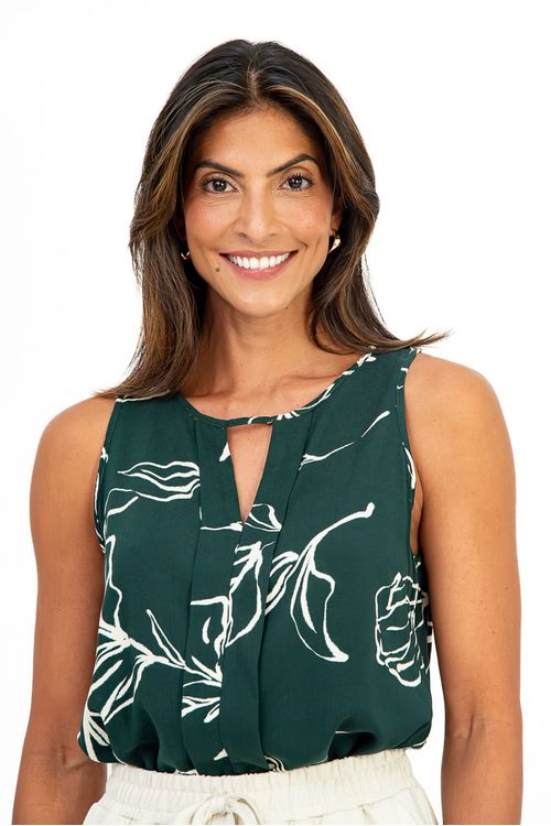 Detalhe-do-decote-em-U-com-pregas-largas-da-blusa-estampada-verde-escuro.