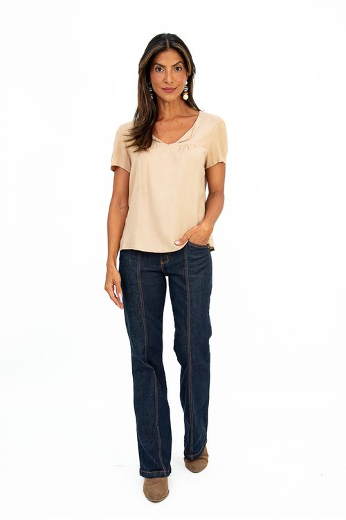 BATA-DE-TECIDO-PLANOVISCOSE-SLUB-STRETCH.DECOTE-EM-V-ABERTO-COM-RECORTE-E-FRENTE-FRANZIDA.MEIA-MANGA-COM-GOTA-NAS-COSTAS-E-BOTAO.