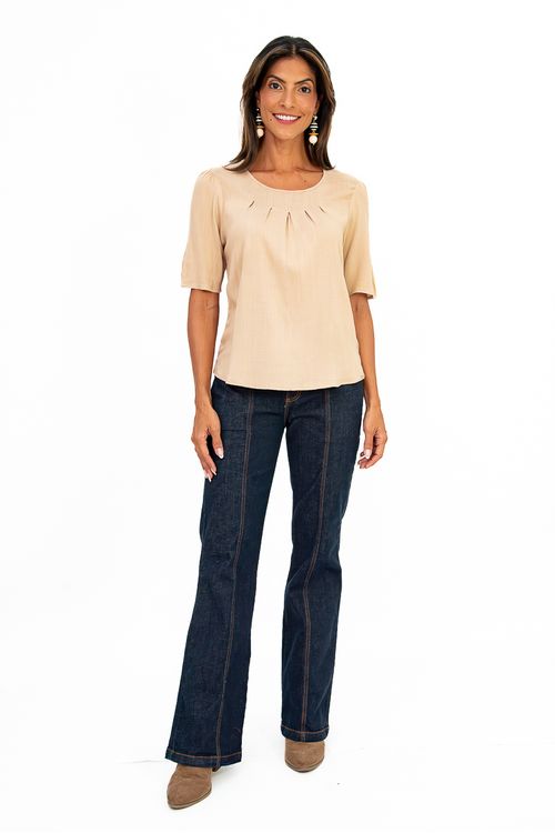 BLUSA-FEITA-DE-TECIDO-PLANO-EM-VISCOSE-SLUB-STRETCH.-TEM-DECOTE-EM-U-COM-PREGAS-MEIA-MANGA-FRANZIDA-E-DETALHE-DE-GOTA-COM-BOTAO-NAS-COSTAS