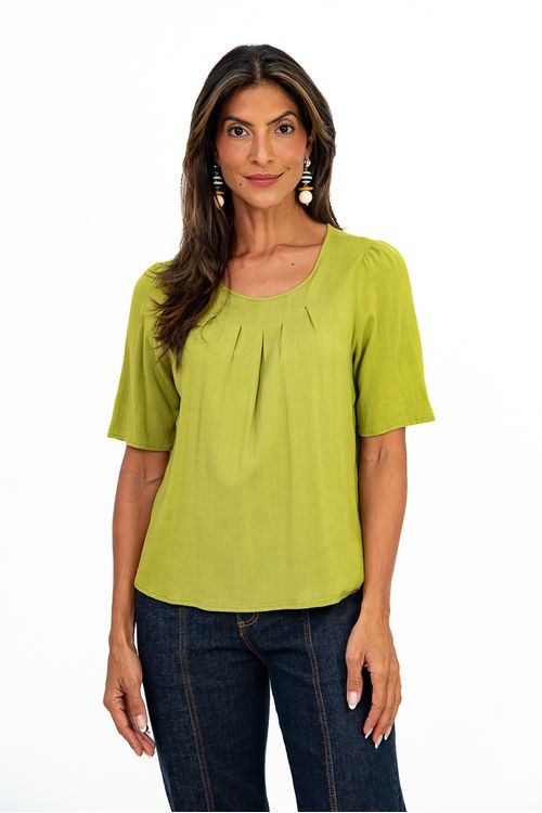 BLUSA-FEITA-DE-TECIDO-PLANO-EM-VISCOSE-SLUB-STRETCH.-TEM-DECOTE-EM-U-COM-PREGAS-MEIA-MANGA-FRANZIDA-E-DETALHE-DE-GOTA-COM-BOTAO-NAS-COSTAS