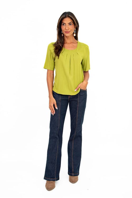 Blusa verde com decote em U e pregas, vista completa com calça jeans.