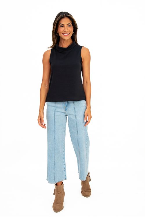 BLUSA-FEITA-DE-MALHA-TRICOT-ENCHANTE-PLUS-COM-VISCOSE-E-ELASTANO.-TEM-DECOTE-COM-GOLA-ALTA-E-SEM-MANGA