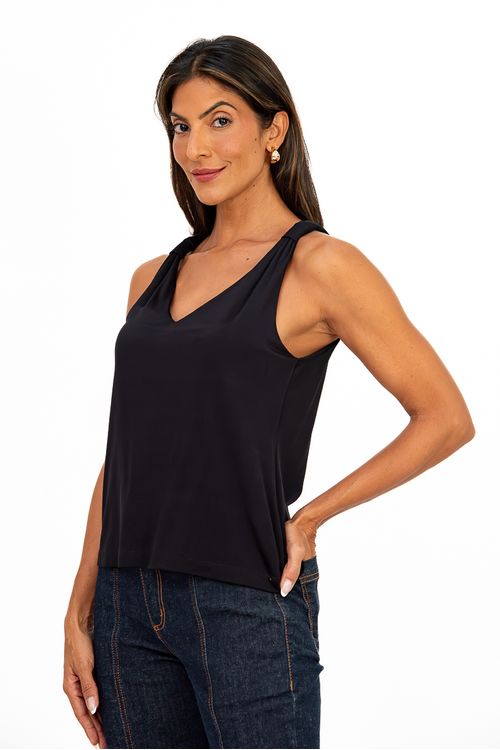 BLUSA-FEITA-DE-MALHA-EM-VISCOSE-SOPHISTIQUEE.-TEM-DECOTE-EM-V-COM-ALCA-COM-E-SEM-MANGA.