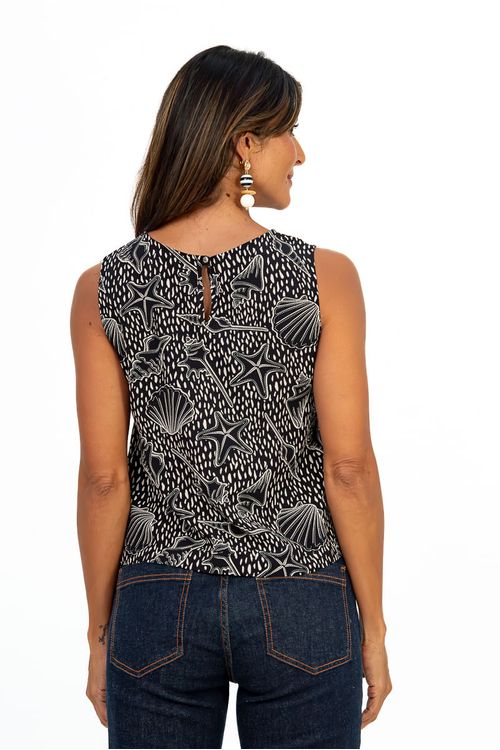 Blusa-curta-confeccionada-em-tecido-plano-de-viscose-com-estampa-abstrata-inspirada-no-oceano.-Apresenta-decote-alto-com-pregas-e-e-sem-mangas-proporcionando-um-estilo-moderno-e-casual.