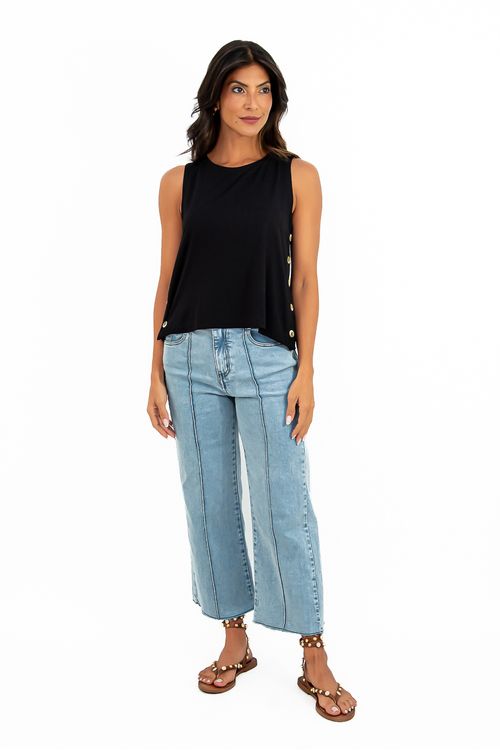BLUSA-CROPPED-FEITA-DE-MALHA-EM-VISCOSE-NEW-TERNURA.-TEM-DECOTE-EM-V-COM-BOTOES-MEIA-MANGA-E-BAINHA-LARGA.