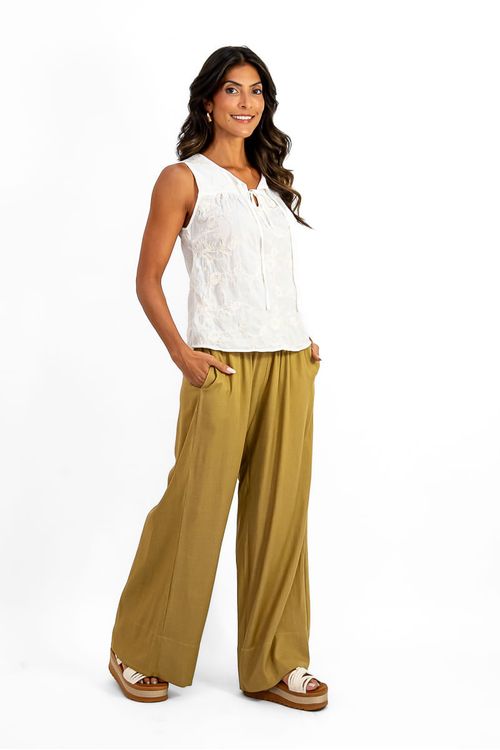 Calca-reta-feita-de-linho-e-viscose-na-cor-mostarda-com-cos-elastico-e-amarracao-frontal.-Possui-bolsos-laterais-e-barra-larga-ideal-para-ocasioes-casuais-e-elegantes.