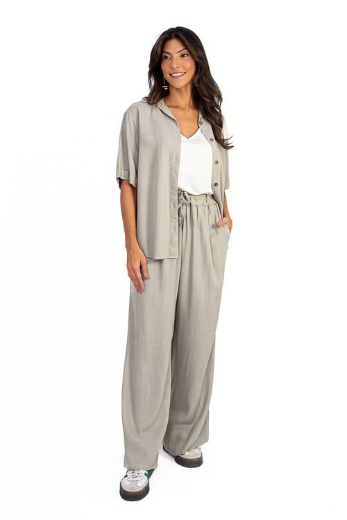 Calca-reta-Amber-Fendi-confeccionada-em-linho-com-viscose-apresentando-cos-com-elastico-e-amarracao-frontal-bolsos-laterais-e-barra-larga.-Ideal-para-ocasioes-casuais-e-formais-proporcionando-conforto-e-estilo.