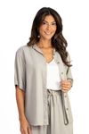 Chemise-Ipanema-Fendi-em-linho-fendi--close-no-torso-com-gola-classica-botoes-frontais-e-manga-meia-com-punho-dobrado-destacando-textura-do-tecido.
