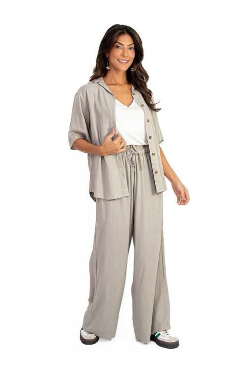 Conjunto feminino em linho fendi: modelo em pé usando chemise oversized e calça pantalona com cós de cordão, look casual e confortável para o dia a dia.