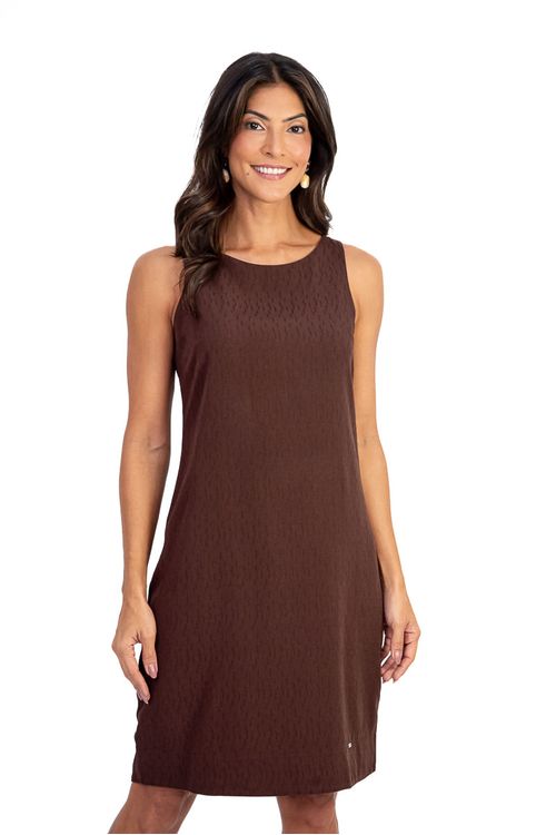 Modelo-vestindo-um-vestido-longuete-tubinho-na-cor-cafe-com-decote-canoa-e-sem-mangas-visto-de-lado.