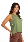 Blusa-verde-confeccionada-em-malha-de-viscose-com-decote-canoa-e-sem-mangas.-Apresenta-botoes-decorativos-nas-laterais-oferecendo-um-toque-de-estilo-ao-design-casual-e-confortavel.