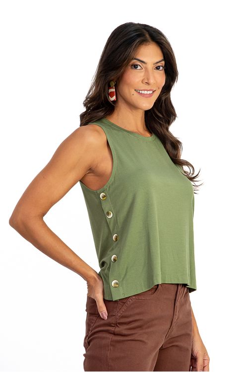 Blusa-verde-confeccionada-em-malha-de-viscose-com-decote-canoa-e-sem-mangas.-Apresenta-botoes-decorativos-nas-laterais-oferecendo-um-toque-de-estilo-ao-design-casual-e-confortavel.