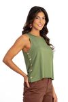 Blusa-verde-confeccionada-em-malha-de-viscose-com-decote-canoa-e-sem-mangas.-Apresenta-botoes-decorativos-nas-laterais-oferecendo-um-toque-de-estilo-ao-design-casual-e-confortavel.