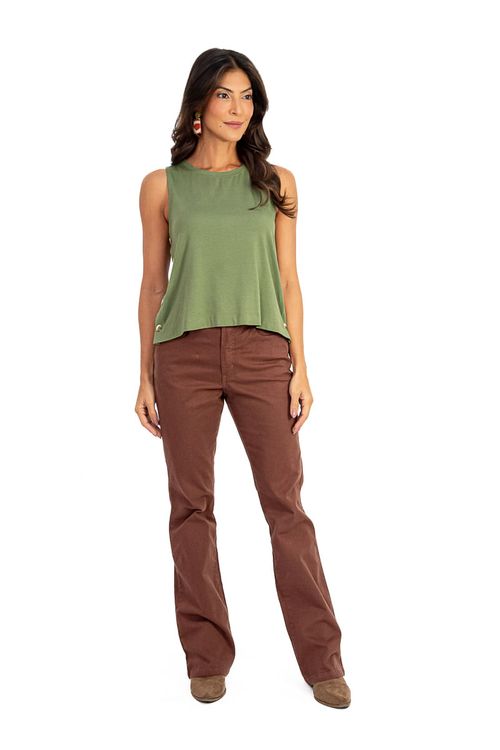 Blusa-verde-confeccionada-em-malha-de-viscose-com-decote-canoa-e-sem-mangas.-Apresenta-botoes-decorativos-nas-laterais-oferecendo-um-toque-de-estilo-ao-design-casual-e-confortavel.