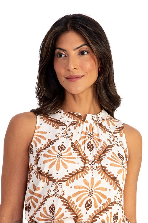 BLUSA-DE-TECIDO-PLANO-EM-VISCOSE-SLUB-COM-ESTAMPA-BOTANICA.-TEM-DECOTE-GOLA-COM-ABERTURA-EM-V-FRANZIDO-SEM-MANGA-FENDAS-NAS-LATERAIS-DETALHE-DE-GOTA-COM-BOTAO-NAS-COSTAS