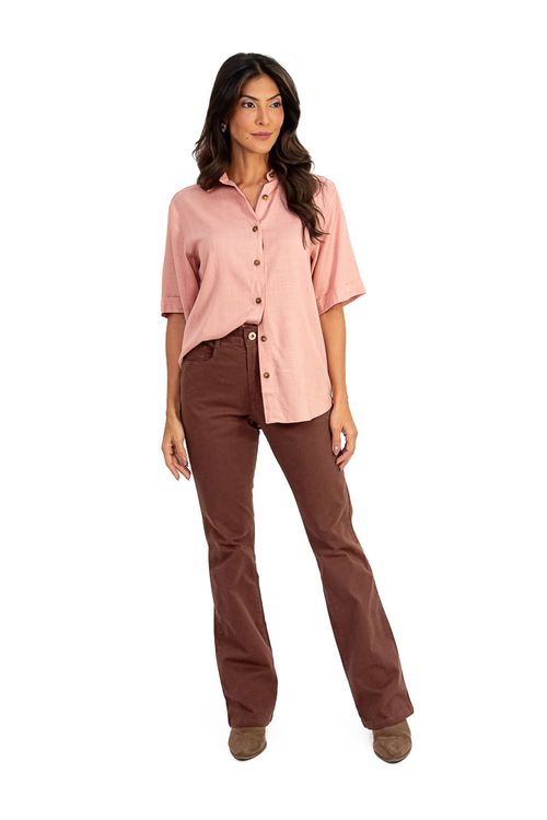 Chemise-Ipanema-Rose-combinada-com-calca-marrom-vista-completa.