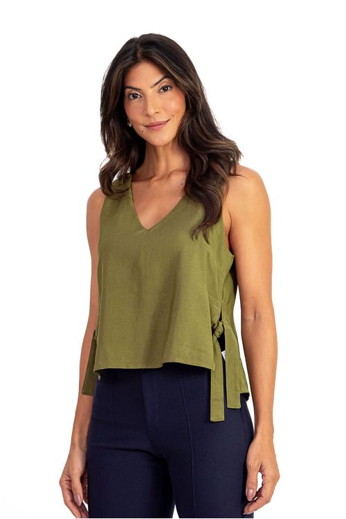 Imagem-de-um-colete-verde-com-decote-em-V-e-amarracao-lateral-modelagem-cropped.