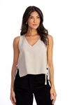 Colete-de-alfaiataria-com-modelagem-cropped-confeccionado-em-tecido-plano-de-viscose-e-poliester.-Apresenta-decote-em-V-sem-mangas-e-fechamento-lateral-com-amarracao-ideal-para-compor-looks-modernos-e-elegantes.