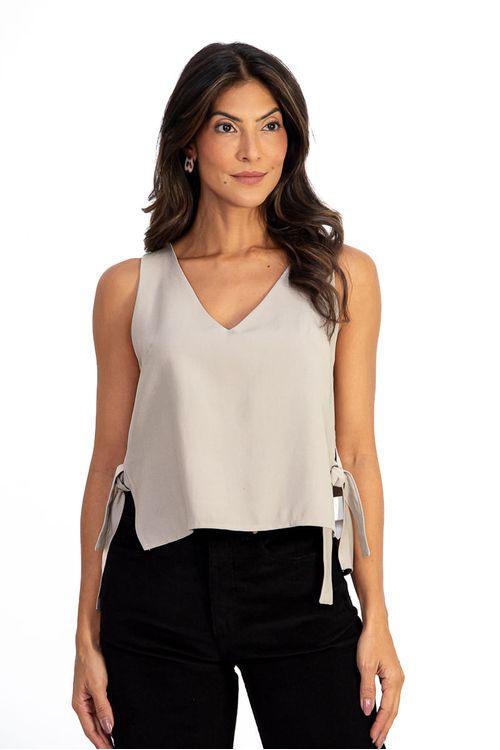 Colete-de-alfaiataria-com-modelagem-cropped-confeccionado-em-tecido-plano-de-viscose-e-poliester.-Apresenta-decote-em-V-sem-mangas-e-fechamento-lateral-com-amarracao-ideal-para-compor-looks-modernos-e-elegantes.